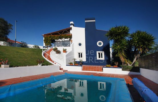 1086 | 4 bedroom villa, with pool, garage and garden, 5 minutes from Óbidos