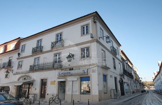 5017 | Prédio com comércio, para remodelar, junto ao Mosteiro de Alcobaça