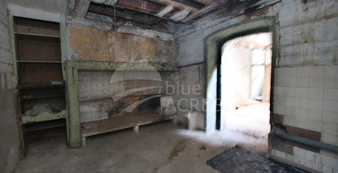 5017, building with trade, to remodel, next to the Monastery of Alcobaça