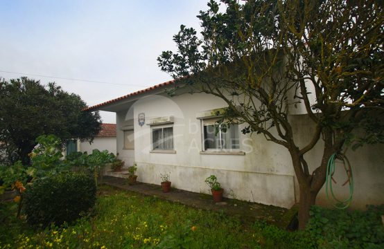 1104 | Small T2 village house, attachments and garage, Gaeiras, Óbidos