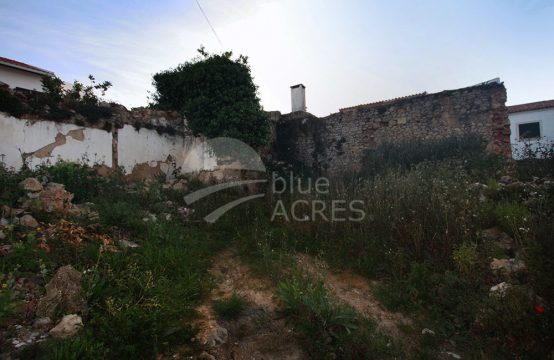 1106 | Ruin of 2 bedroom house with patio, Olho Marinho, Óbidos