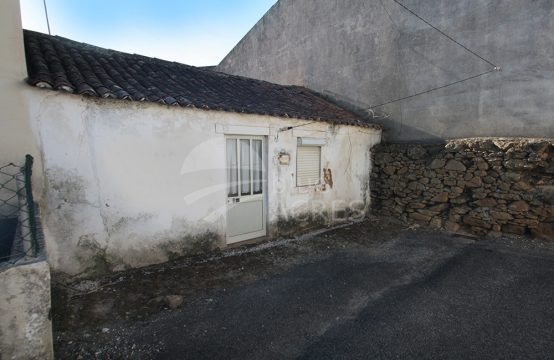 1111 | Small 2 bedroom house to recover, with annex and patio, Delgada