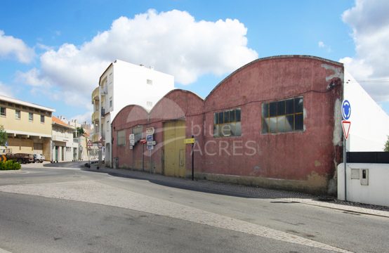 4013 | Armazém de quase 1.500m², no centro da vila de Bombarral