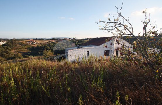 1115 | Large property with villa and outbuildings, land sloping south, Palhoça