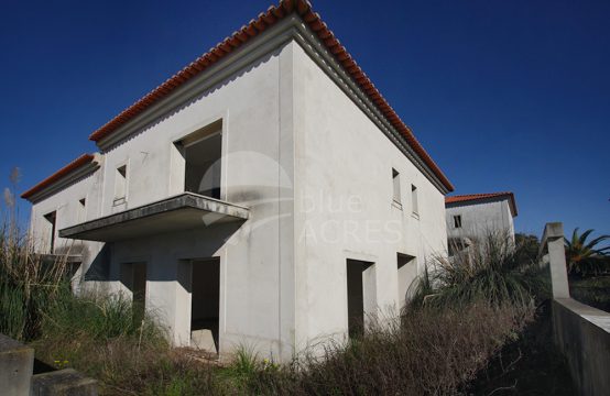 5020 | Set of 2 semi-detached T4 houses, unfinished, Alto Veríssimo, Peniche
