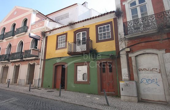 5023 | Building to recover, 2 floors, basement and attic, Caldas da Rainha