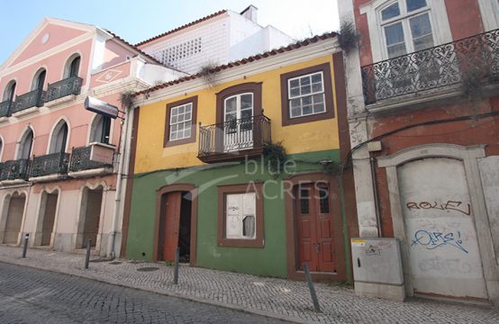 5023 | Prédio para recuperar, 3 pisos, com cave e pequeno logradouro, Caldas da Rainha