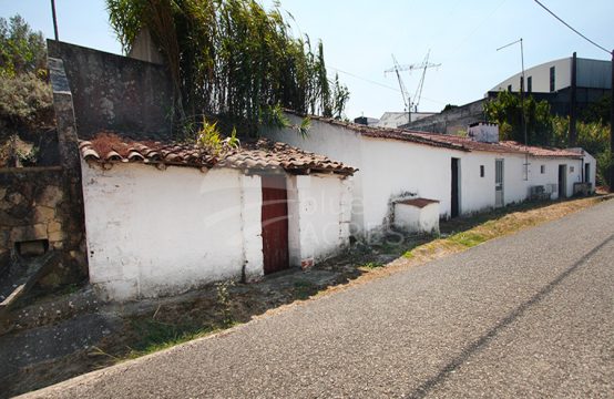 1129 | Pequena moradia T1, anexos e quintal, para recuperar, Rochaforte