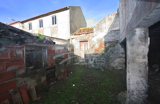 1132 | 3 bedrooms house, several annexes, to recover, 5 min. of São Bernardino