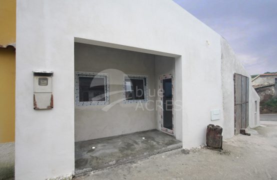 1136 | Moradia T2 com terraço, por terminar, aldeia de Delgada, Bombarral
