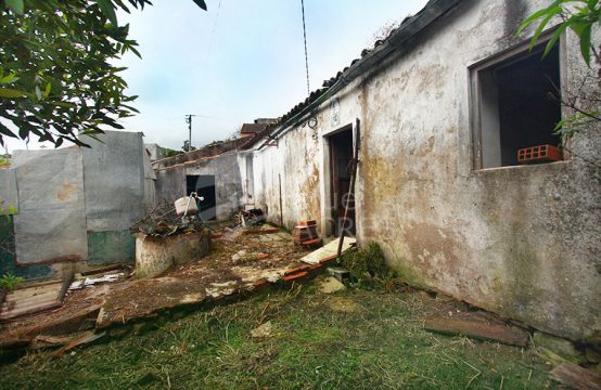 1137 | Moradia T3 com logradouro, para recuperar, Delgada, Bombarral