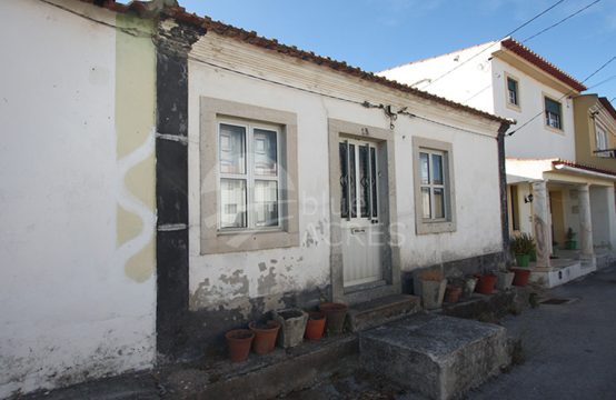 1148 | Pequena moradia T2, quintal e anexo, para remodelar, centro de Bombarral