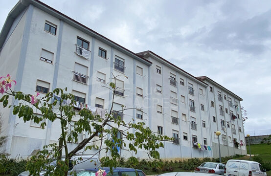 2051 | Pequeno apartamento T2, para remodelar, centro de Caldas da Rainha